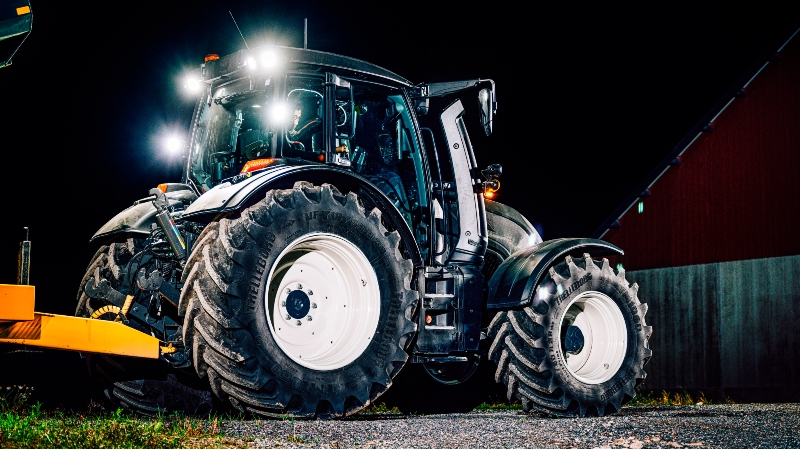 valtra-n-series-tractor-n175-5th-generation-lights-night-800-450