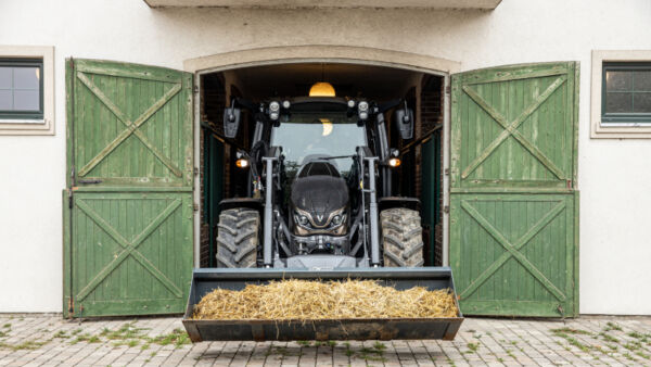 valtra-g-series-tractor-work-hey-frontloader-800-450